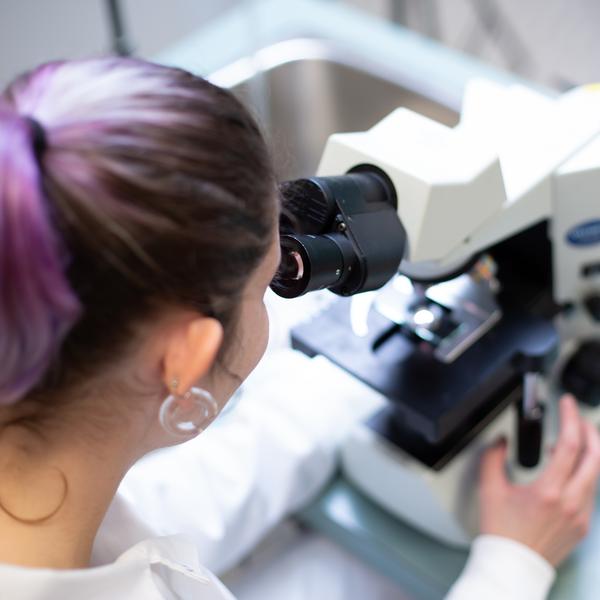 VIU student at the microscope