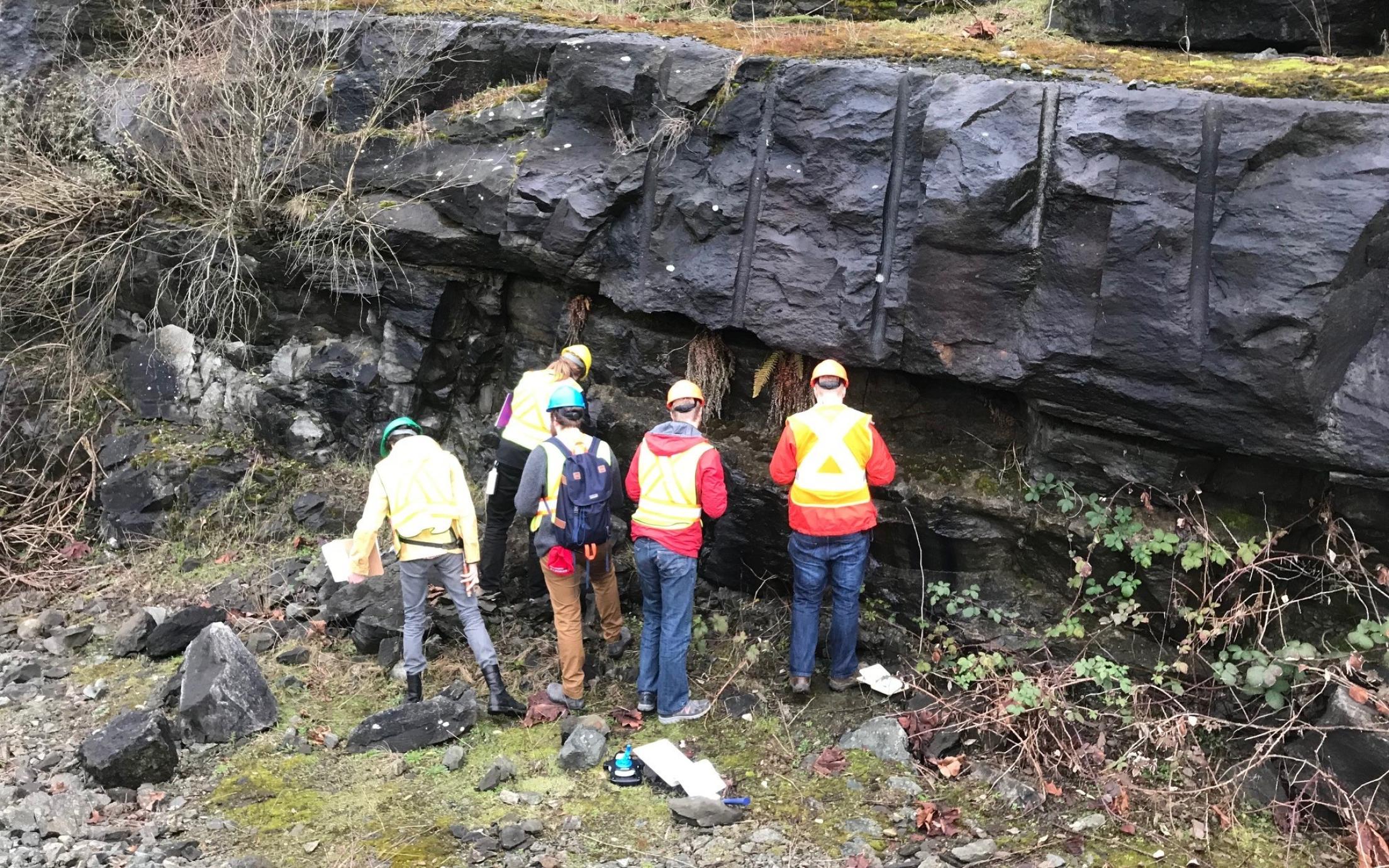 Student mapping an unconformable contact at Malaspina cut near VIU