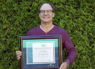 David Bigelow receives provost award for excellence in teaching that enhances deep learning