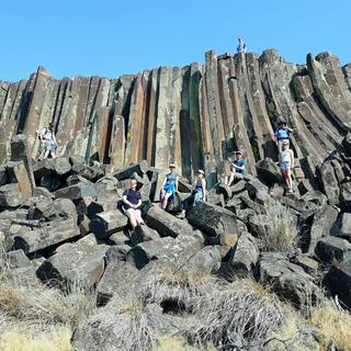 Group photo of students in front of amazing columnar basalt on GEOL390 field trip to Yellowstone